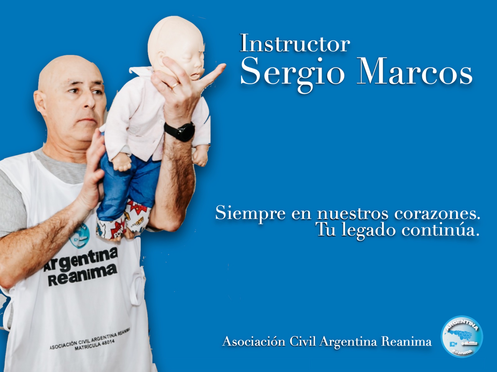 Sergio, instructor de RCP con pechera blanca de Argentina Reanima, demostrando maniobra de desobstrucción de vías aéreas en un muñeco de bebé durante un curso de primeros auxilios.